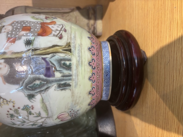 古玩陶瓷粉彩人物故事雙耳瓶真品鑒賞圖