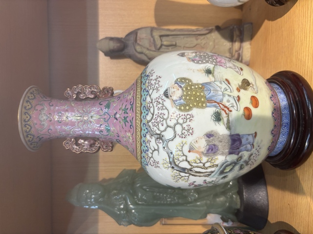古玩陶瓷粉彩人物故事雙耳瓶真品鑒賞圖