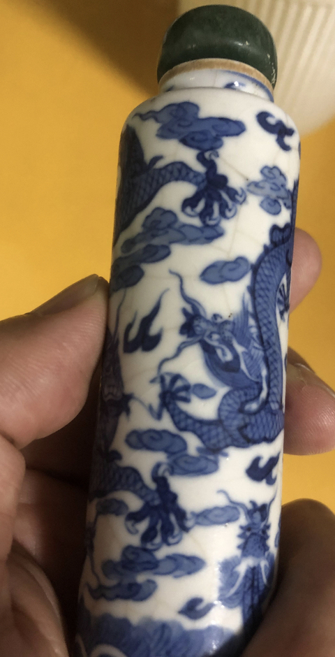 古玩陶瓷哥釉青花龍紋鼻煙壺真品鑒賞圖