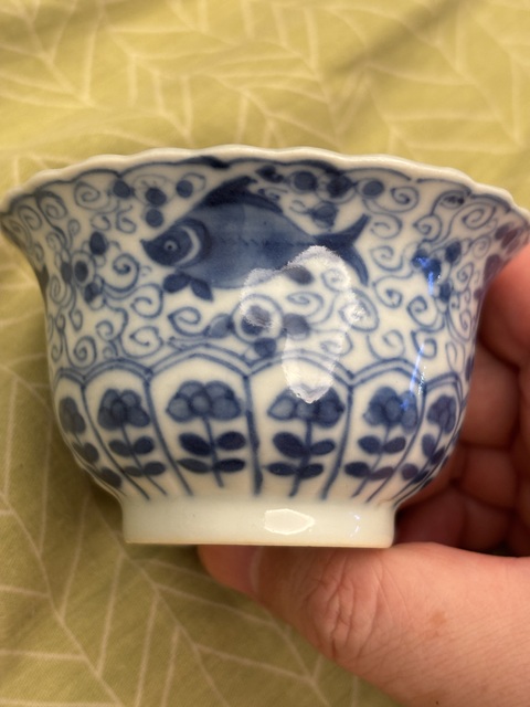 古玩陶瓷八方來財魚藻紋青花碗真品鑒賞圖