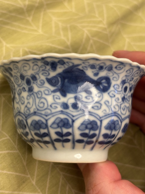 古玩陶瓷八方來財魚藻紋青花碗真品鑒賞圖