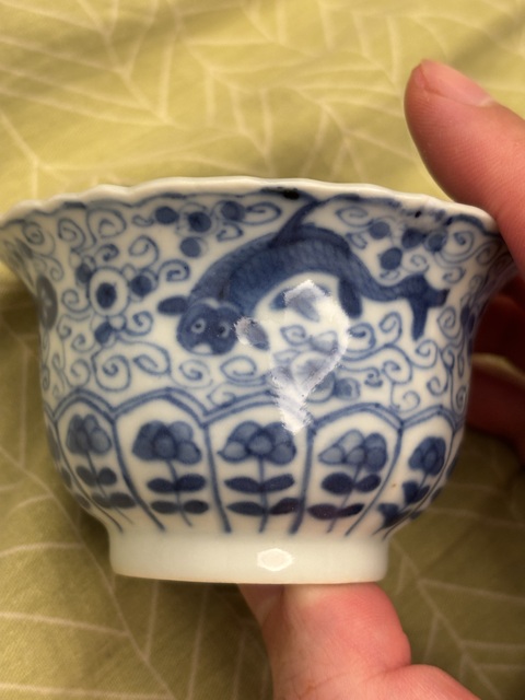 古玩陶瓷八方來財魚藻紋青花碗真品鑒賞圖