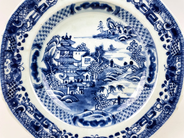 古玩陶瓷清乾隆·青花山水樓閣人物八方盤拍賣，當前價格0元