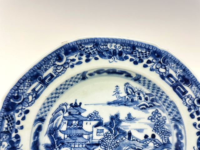 古玩陶瓷清乾隆·青花山水樓閣人物八方盤拍賣，當前價格0元