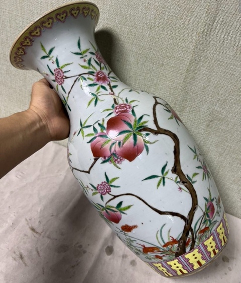 古玩陶瓷粉彩桃紋賞瓶真品鑒賞圖