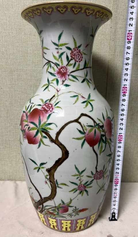 古玩陶瓷粉彩桃紋賞瓶真品鑒賞圖