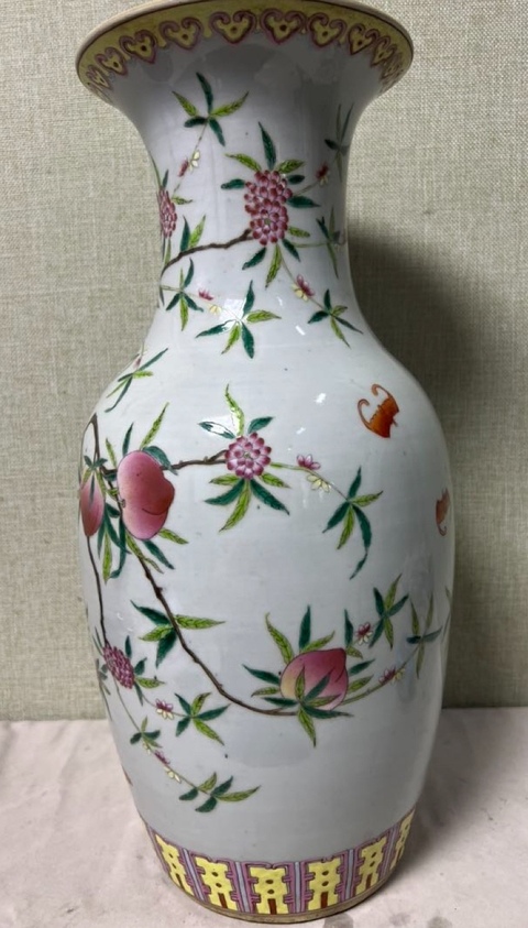 古玩陶瓷粉彩桃紋賞瓶真品鑒賞圖