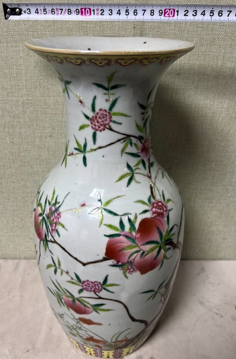 古玩陶瓷粉彩桃紋賞瓶真品鑒賞圖
