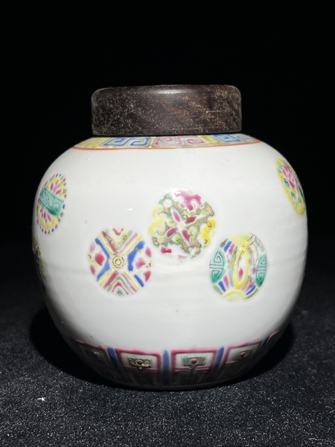 古玩陶瓷粉彩皮球花紋蓋罐真品鑒賞圖