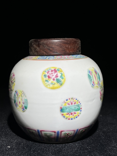古玩陶瓷粉彩皮球花紋蓋罐真品鑒賞圖