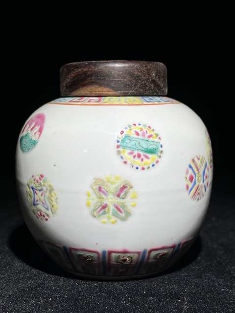 古玩陶瓷粉彩皮球花紋蓋罐真品鑒賞圖
