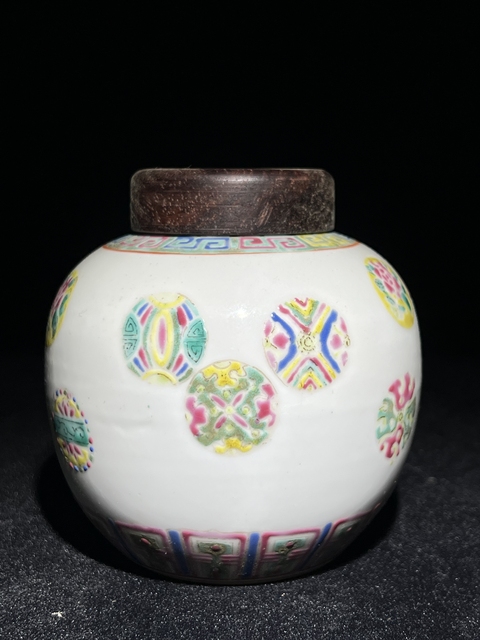古玩陶瓷粉彩皮球花紋蓋罐真品鑒賞圖