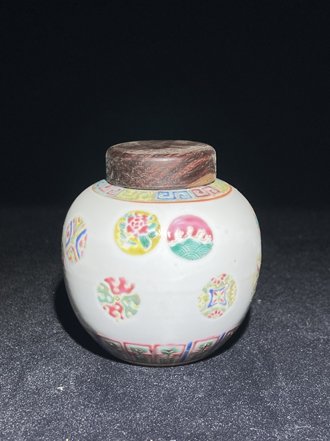 古玩陶瓷粉彩皮球花紋蓋罐真品鑒賞圖