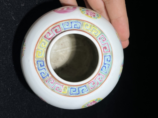 古玩陶瓷粉彩皮球花紋蓋罐真品鑒賞圖