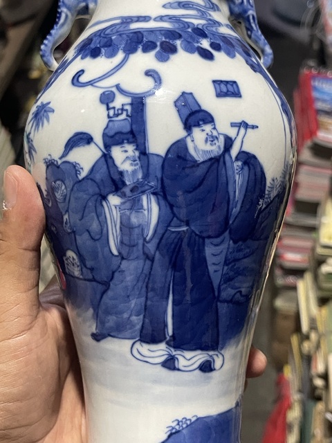 古玩陶瓷人物紋青花觀音瓶真品鑒賞圖