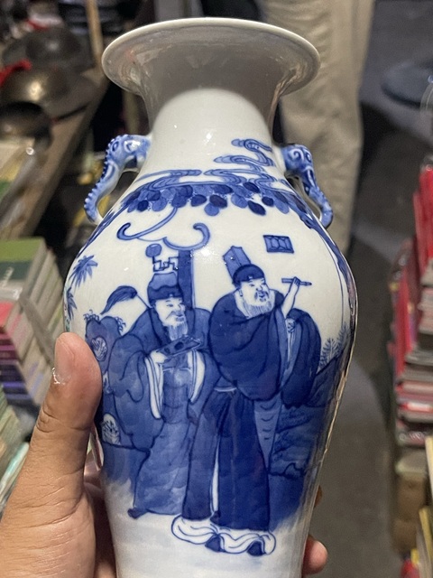 古玩陶瓷人物紋青花觀音瓶真品鑒賞圖