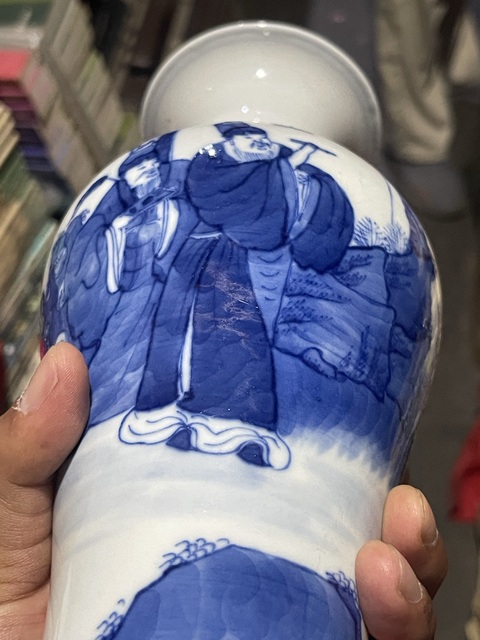 古玩陶瓷人物紋青花觀音瓶真品鑒賞圖