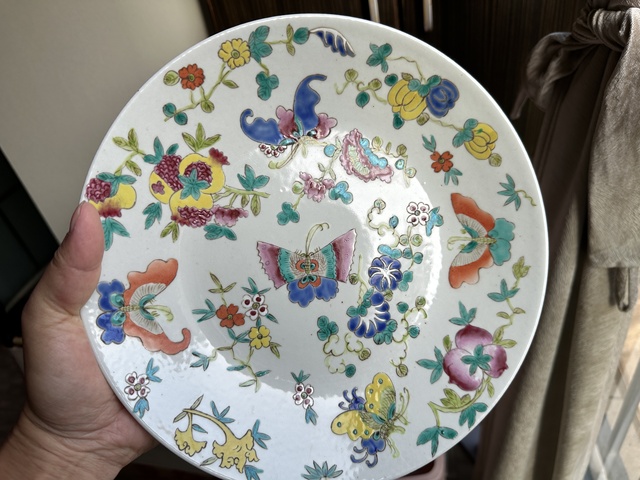 古玩陶瓷花蝶紋粉彩盤真品鑒賞圖