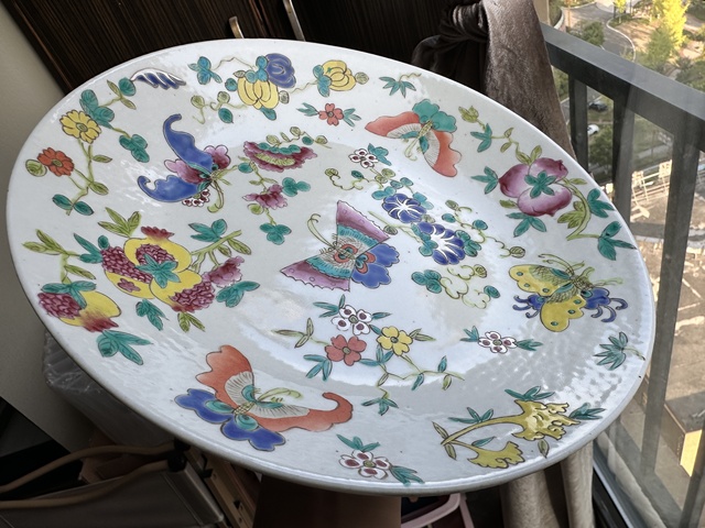 古玩陶瓷花蝶紋粉彩盤真品鑒賞圖