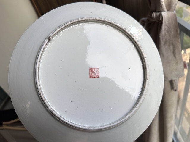 古玩陶瓷花蝶紋粉彩盤真品鑒賞圖