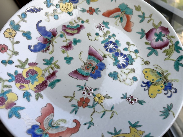 古玩陶瓷花蝶紋粉彩盤真品鑒賞圖