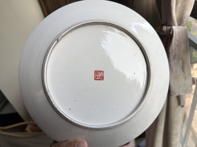 古玩陶瓷花蝶紋粉彩盤真品鑒賞圖