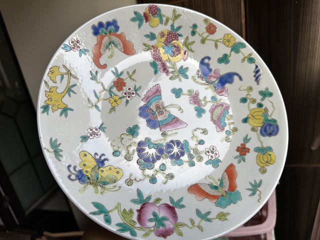 古玩陶瓷花蝶紋粉彩盤真品鑒賞圖