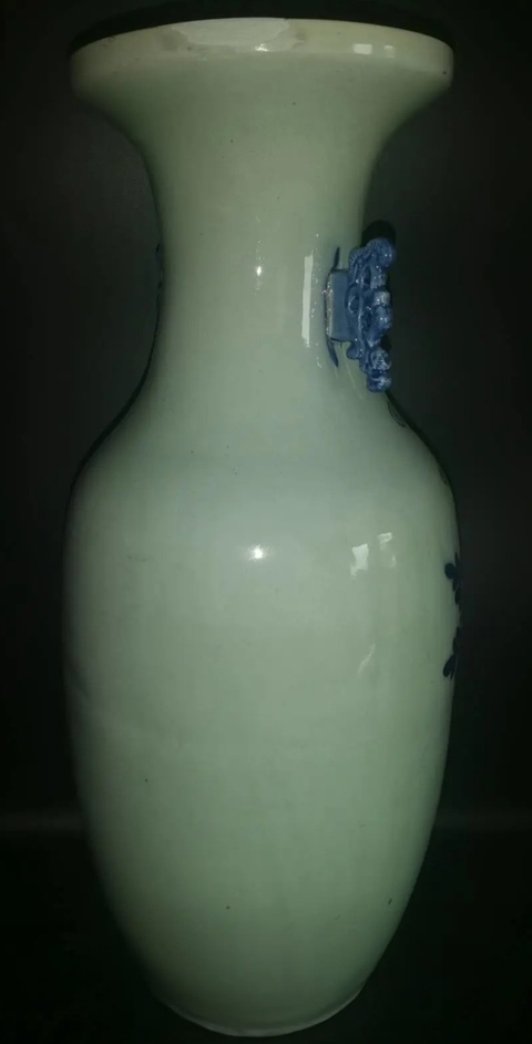 古玩陶瓷豆青釉青花鳳凰牡丹紋雙松葉耳盤口瓶真品鑒賞圖