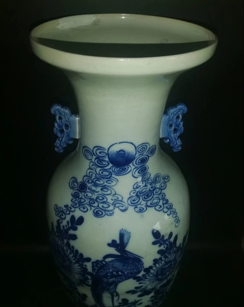 古玩陶瓷豆青釉青花鳳凰牡丹紋雙松葉耳盤口瓶真品鑒賞圖