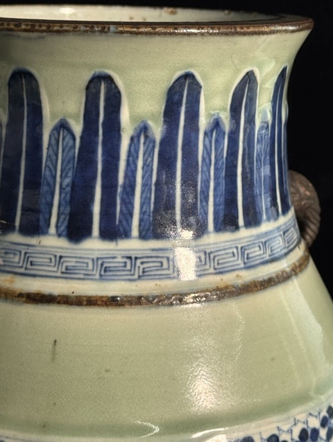 古玩陶瓷豆青釉青花花卉雙耳尊真品鑒賞圖
