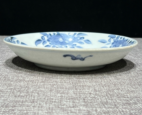 古玩陶瓷兔款花卉紋青花盤真品鑒賞圖