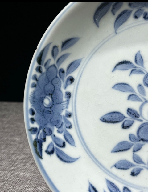古玩陶瓷兔款花卉紋青花盤真品鑒賞圖