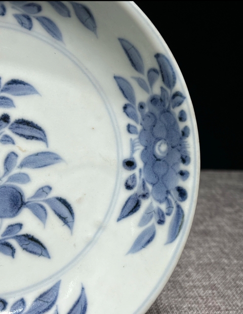 古玩陶瓷兔款花卉紋青花盤真品鑒賞圖