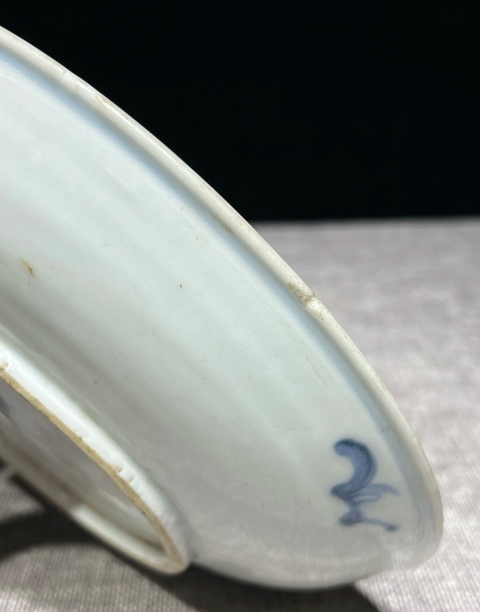 古玩陶瓷兔款花卉紋青花盤真品鑒賞圖