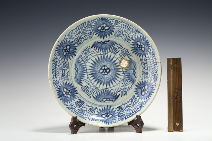 古玩陶瓷清中·青花纏枝太陽花盤
真品鑒賞圖