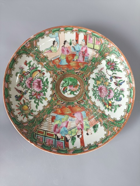 古玩陶瓷人物花鳥蝶紋廣彩盤真品鑒賞圖