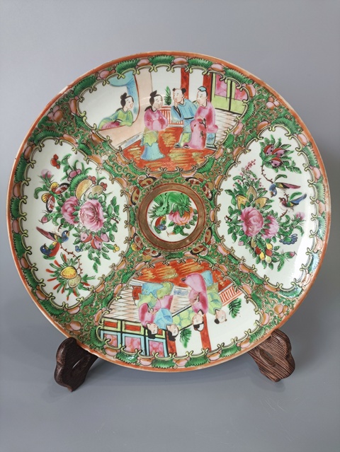 古玩陶瓷人物花鳥蝶紋廣彩盤真品鑒賞圖