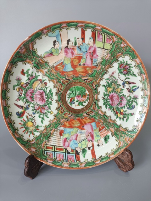 古玩陶瓷人物花鳥蝶紋廣彩盤真品鑒賞圖