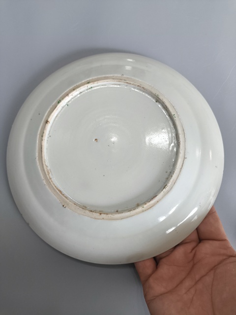 古玩陶瓷人物花鳥蝶紋廣彩盤真品鑒賞圖