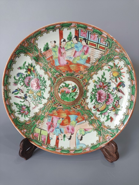 古玩陶瓷人物花鳥蝶紋廣彩盤真品鑒賞圖