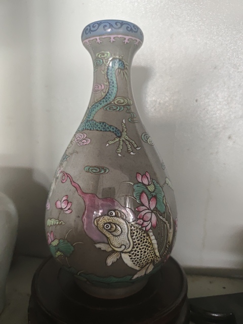 古玩陶瓷清末民初·色地粉彩魚化龍紋蒜頭瓶拍賣,當前價格12580元