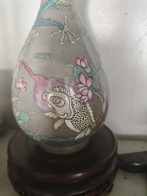 古玩陶瓷清末民初·色地粉彩魚化龍紋蒜頭瓶拍賣,當前價格12580元