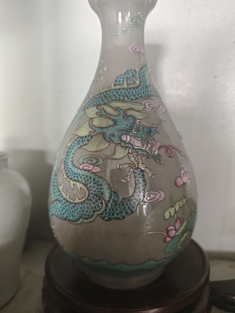 古玩陶瓷清末民初·色地粉彩魚化龍紋蒜頭瓶拍賣,當前價格12580元