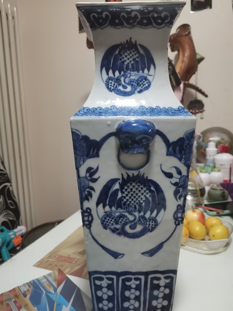 古玩陶瓷青花團鶴獅耳四方瓶真品鑒賞圖