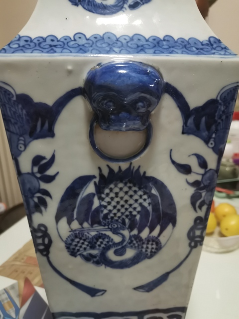 古玩陶瓷青花團鶴獅耳四方瓶真品鑒賞圖