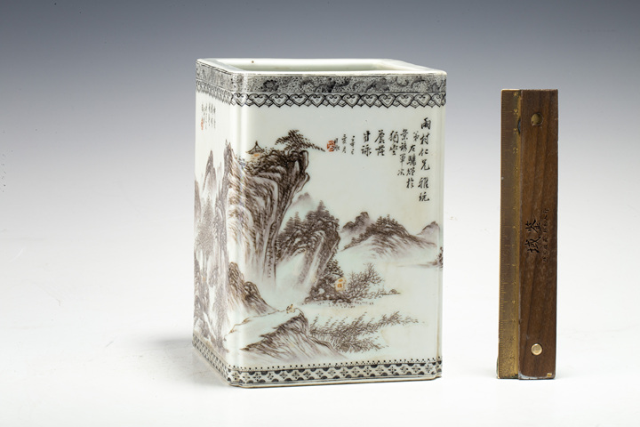 古玩陶瓷民國·礬紅墨彩通景山水紋四方筆筒拍賣，當前價格6680元