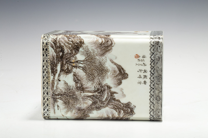 古玩陶瓷民國·礬紅墨彩通景山水紋四方筆筒拍賣，當前價格6680元