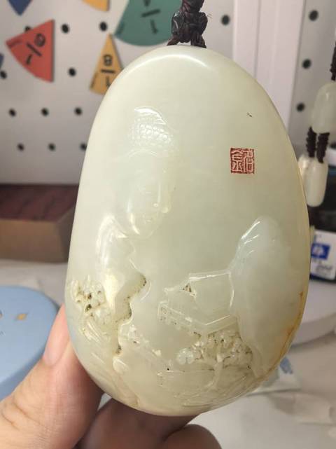 古玩玉器染色仿籽料“山水佛”把件真品鑒賞圖