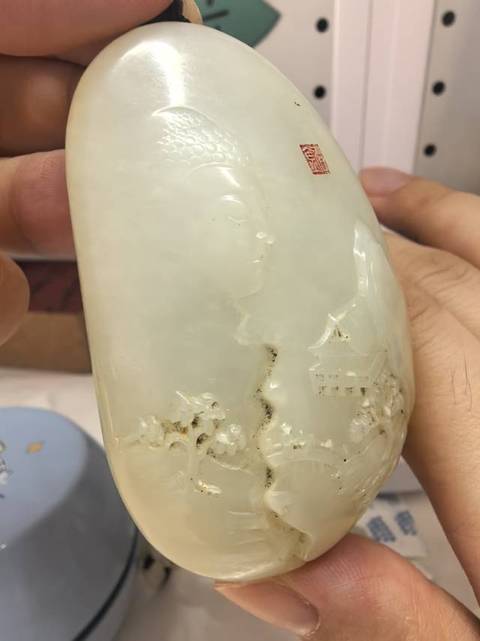 古玩玉器染色仿籽料“山水佛”把件真品鑒賞圖