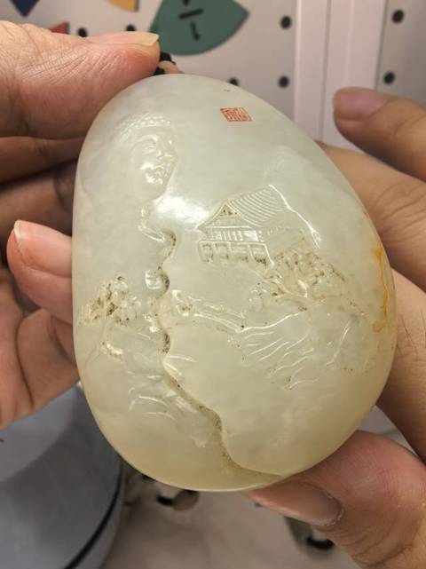 古玩玉器染色仿籽料“山水佛”把件真品鑒賞圖